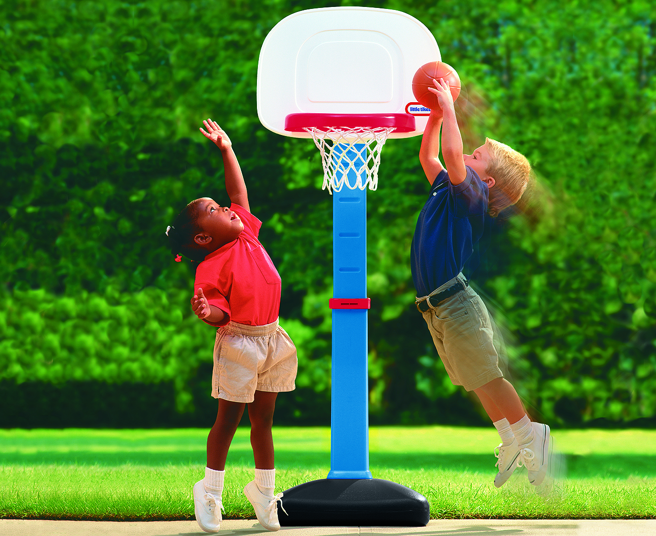 Игры с маленьким мячом. Little Tikes баскетбольное кольцо. Дети играющие в баскетбол. Баскетбольное кольцо в детский сад. Баскетбольный мяч и кольцо.