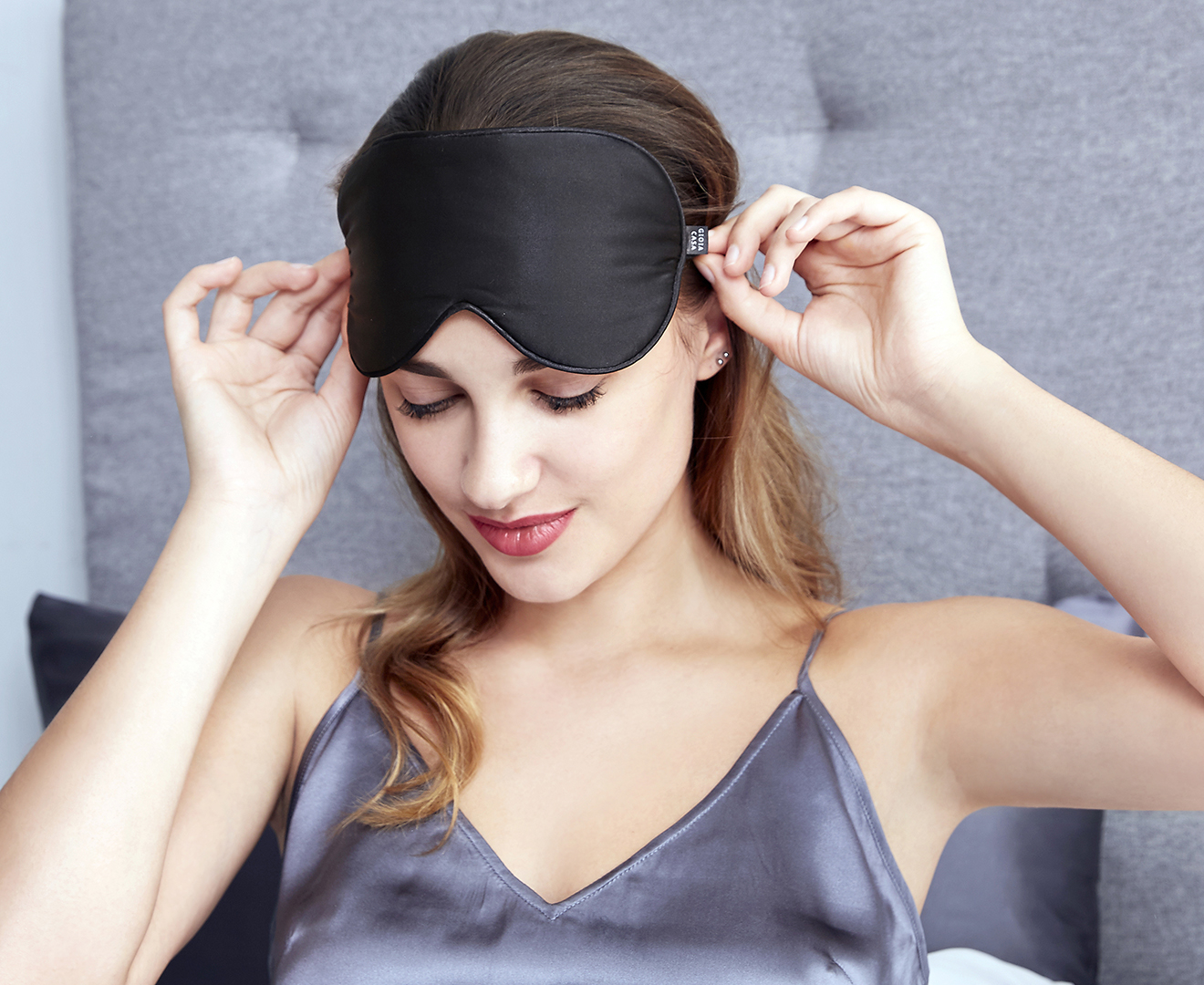 Sleep sleeping mask. Pure Silk маска. Девушка в маске и в лифчике. Sleep Mask. Маска для глаз после сна.