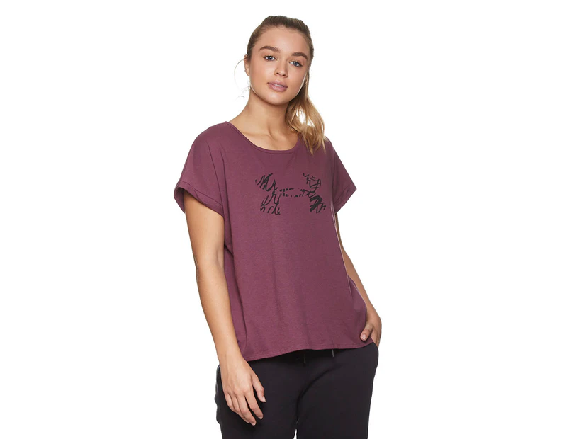 Under Armour Women's Graphic Script Logo Fashion Crew Tee / T-Shirt / Tshirt - Level Purple