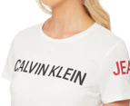 Calvin Klein Jeans Women's Travelling Logo Tee / T-Shirt / Tshirt - White