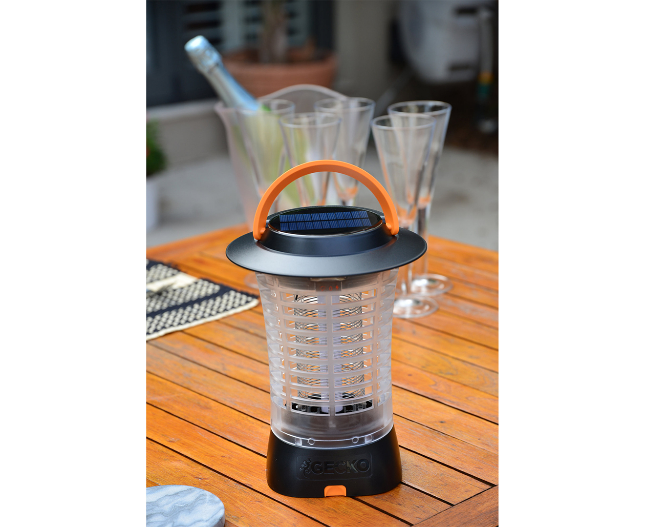 gecko solar and usb rechargeable cordless zapper lantern