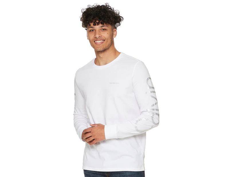 Calvin Klein Jeans Men's Long Sleeve Traveling Logo Crewneck Tee / T-Shirt / Tshirt - Brilliant White/Silver