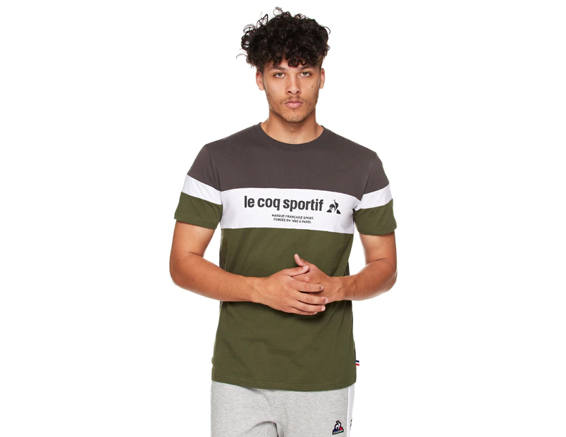 Le Coq Sportif Men's Essentiel Tricolore Logo Tee / T-Shirt / Tshirt - Carbon