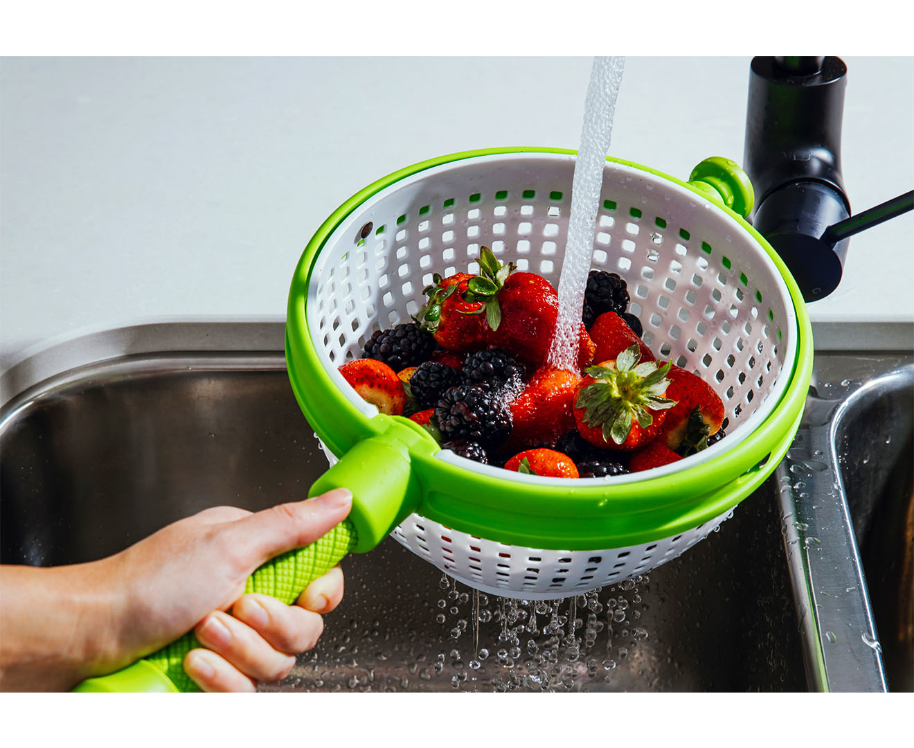 Easy-to-use Salad Spinner > Non-scratch, Nylon Spinning Colander > Lettuce  Spinner > Colander With Collapsible Handle