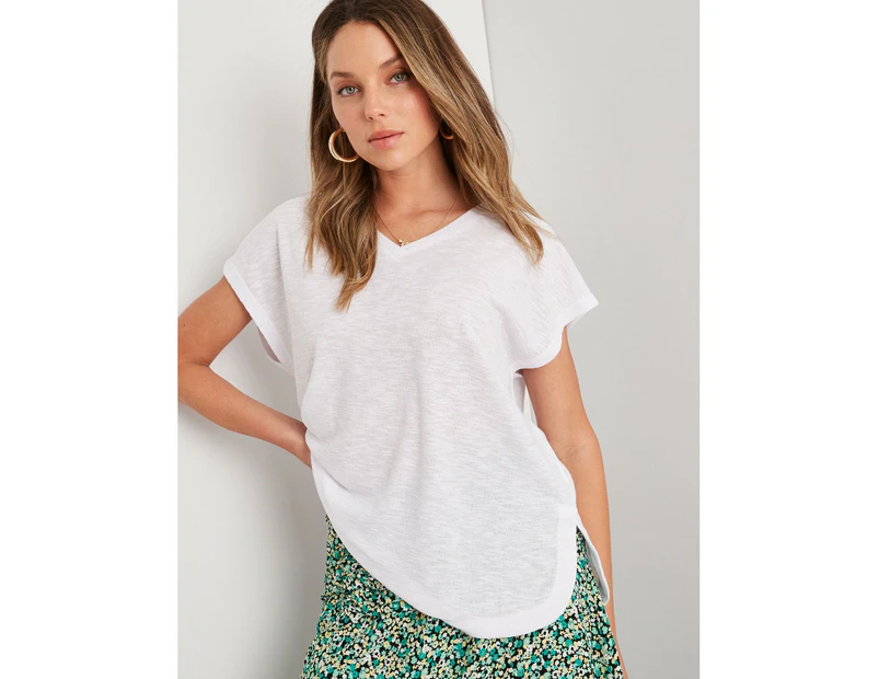 ROCKMANS - Womens Summer Tops - White Tshirt / Tee - Smart Casual Clothing - Relaxed Fit - Short Sleeve - V Neck - Long - Office Fashion - Work Wear - White