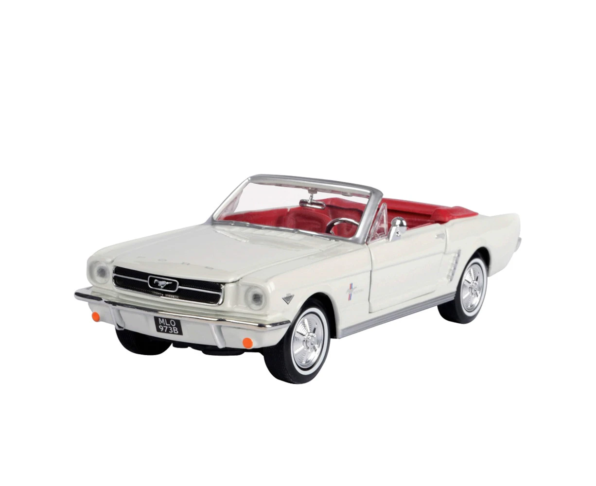 Motormax 1:24 1964 1/2 Convertible Ford Mustang Model Gold Finger James Bond