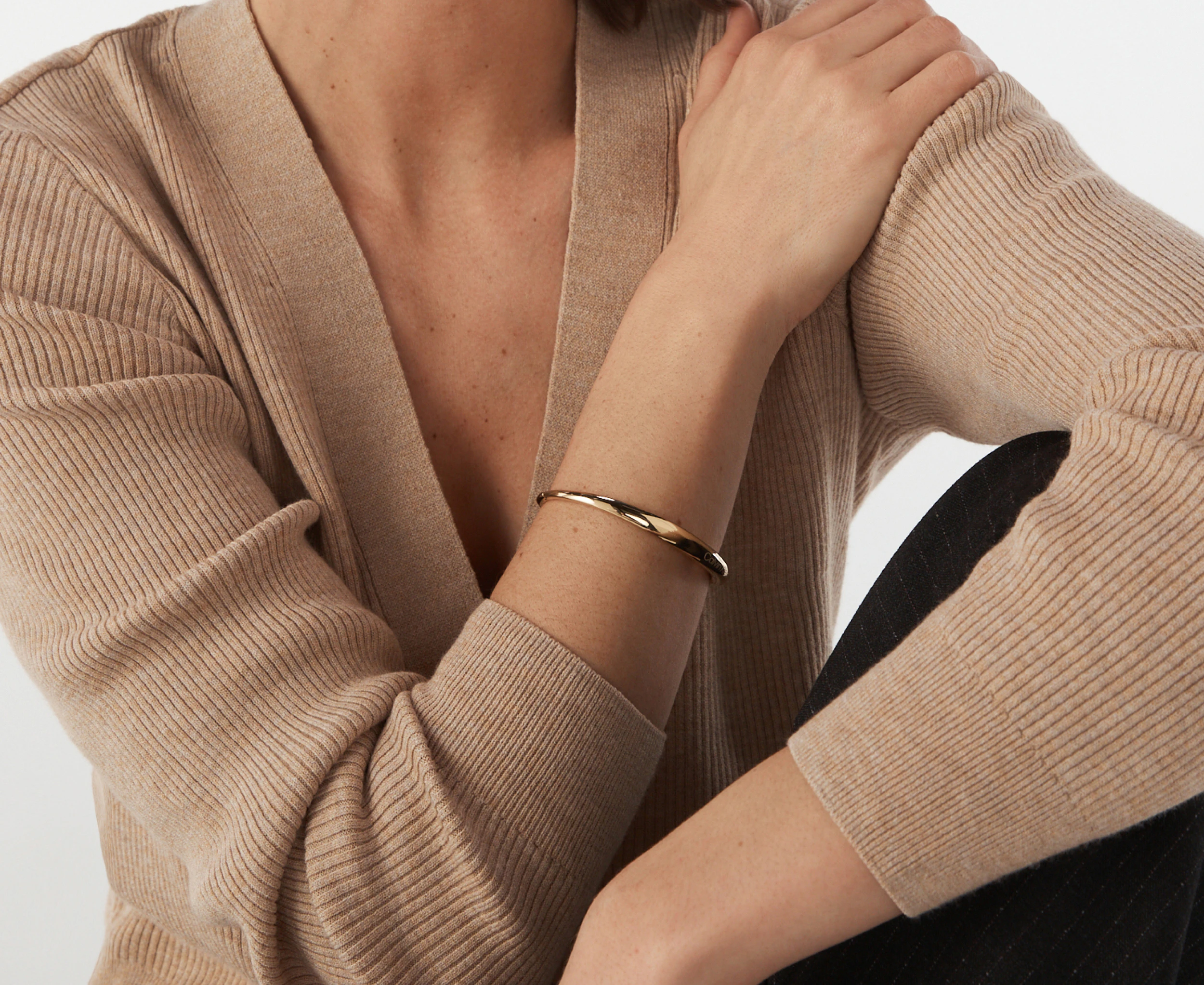 Calvin Klein Elongated Drops Hinge Bangle - Gold