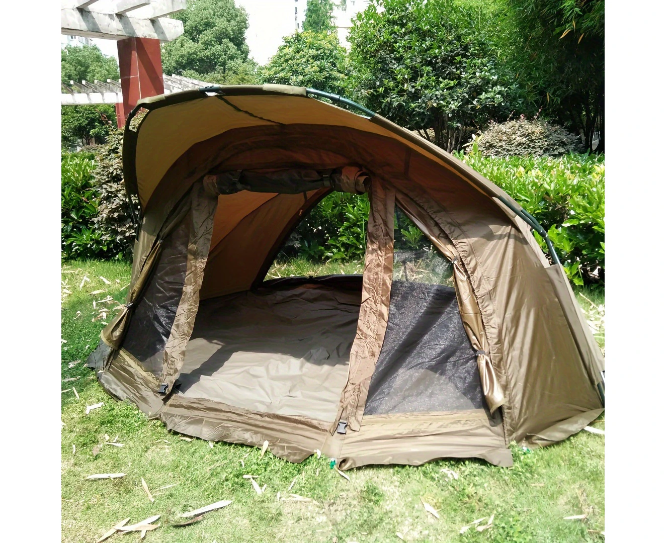 The outdoor fishing tent is waterproof and sun-protected for 1-2 people